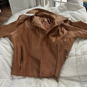 Woman’s jacket excellent condition. Stylish and fun.